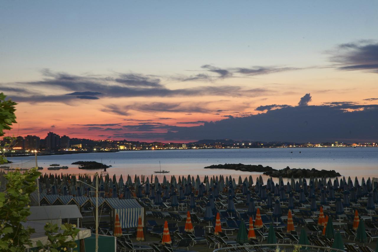 Hotel London Cattolica Dış mekan fotoğraf